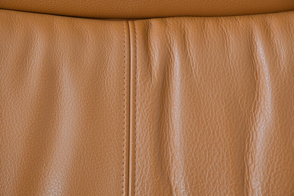 中古　カリモク家具(karimoku)　Chitano(チターノ)　回転式の1人掛けレザーソファ　(R-086706)