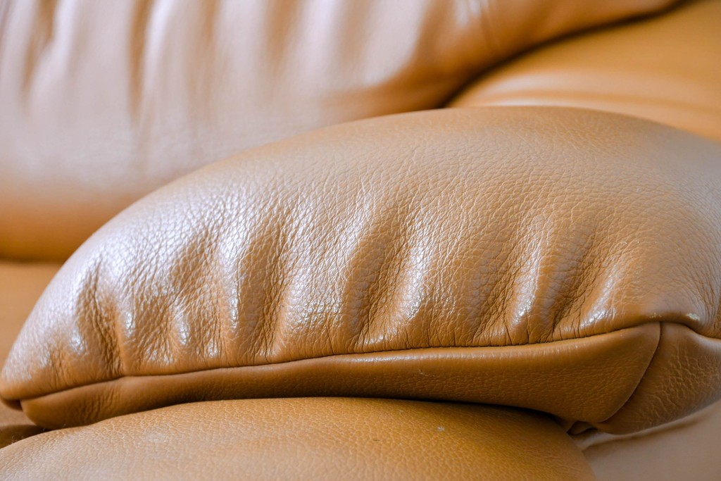 中古　カリモク家具(karimoku)　Chitano(チターノ)　回転式の1人掛けレザーソファ　(R-086706)