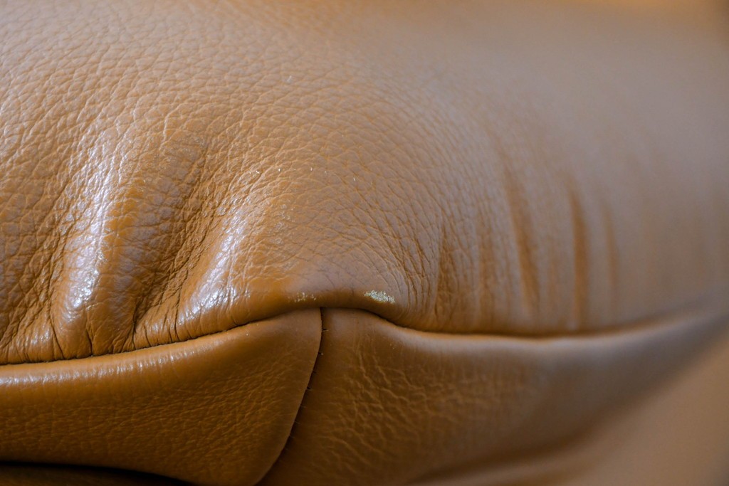 中古　カリモク家具(karimoku)　Chitano(チターノ)　回転式の1人掛けレザーソファ　(R-086706)