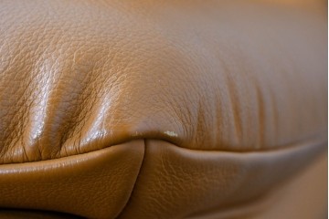 中古　カリモク家具(karimoku)　Chitano(チターノ)　回転式の1人掛けレザーソファ　(R-086706)