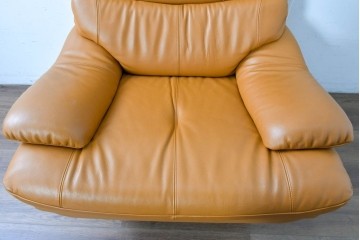 中古　カリモク家具(karimoku)　Chitano(チターノ)　回転式の1人掛けレザーソファ　(R-086706)