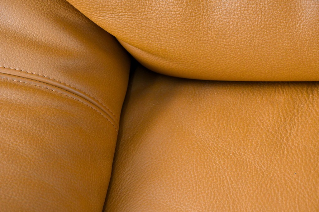 中古　カリモク家具(karimoku)　Chitano(チターノ)　回転式の1人掛けレザーソファ　(R-086706)