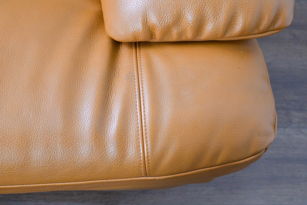 中古　カリモク家具(karimoku)　Chitano(チターノ)　回転式の1人掛けレザーソファ　(R-086706)