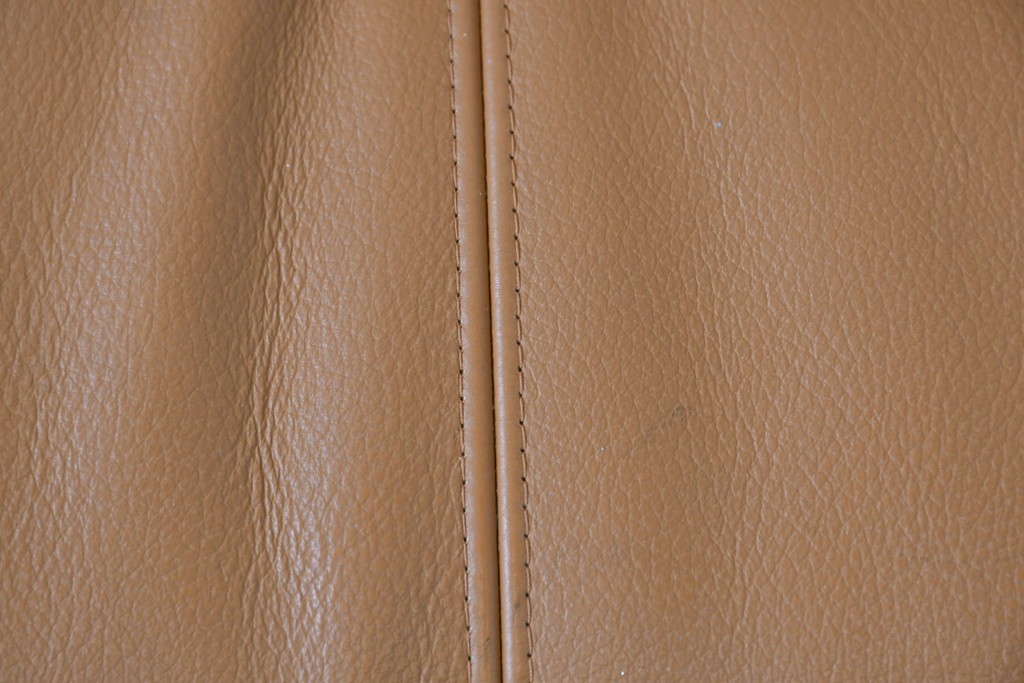 中古　カリモク家具(karimoku)　Chitano(チターノ)　回転式の1人掛けレザーソファ　(R-086706)