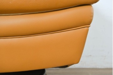 中古　カリモク家具(karimoku)　Chitano(チターノ)　回転式の1人掛けレザーソファ　(R-086706)