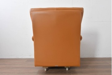 中古　カリモク家具(karimoku)　Chitano(チターノ)　回転式の1人掛けレザーソファ　(R-086706)