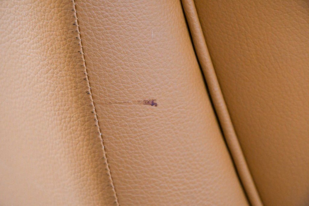 中古　カリモク家具(karimoku)　Chitano(チターノ)　回転式の1人掛けレザーソファ　(R-086706)