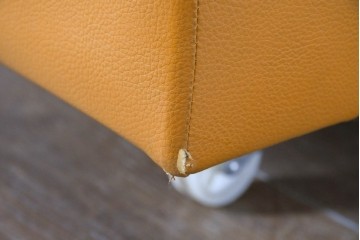 中古　カリモク家具(karimoku)　Chitano(チターノ)　回転式の1人掛けレザーソファ　(R-086706)