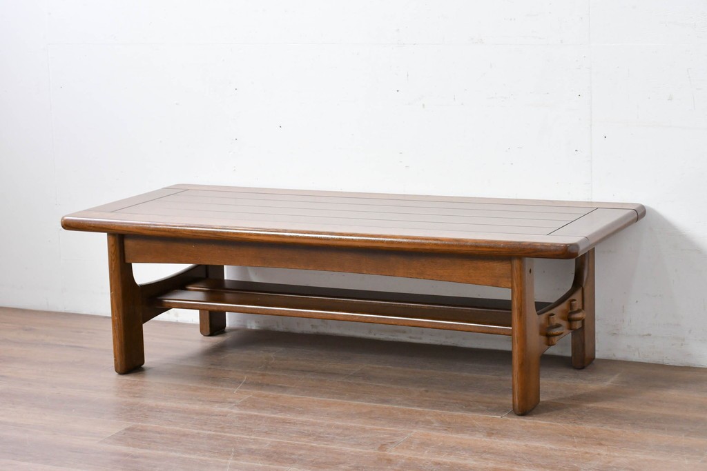 和製ヴィンテージ　オールドカリモク　カリモク家具(karimoku)　楢(ナラ)材　角のとれたデザインの棚板付きセンターテーブル　(R-086707)