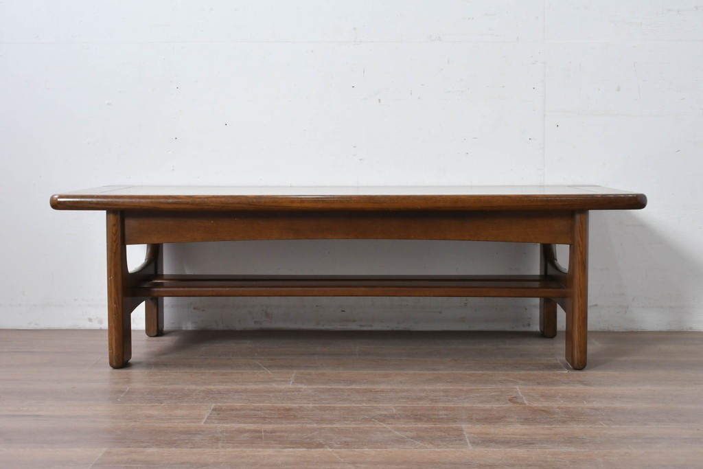 和製ヴィンテージ　オールドカリモク　カリモク家具(karimoku)　楢(ナラ)材　角のとれたデザインの棚板付きセンターテーブル　(R-086707)