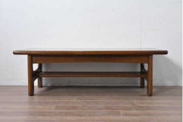 和製ヴィンテージ　オールドカリモク　カリモク家具(karimoku)　楢(ナラ)材　角のとれたデザインの棚板付きセンターテーブル　(R-086707)