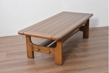 和製ヴィンテージ　オールドカリモク　カリモク家具(karimoku)　楢(ナラ)材　角のとれたデザインの棚板付きセンターテーブル　(R-086707)