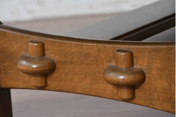 和製ヴィンテージ　オールドカリモク　カリモク家具(karimoku)　楢(ナラ)材　角のとれたデザインの棚板付きセンターテーブル　(R-086707)