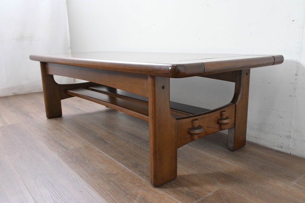 和製ヴィンテージ　オールドカリモク　カリモク家具(karimoku)　楢(ナラ)材　角のとれたデザインの棚板付きセンターテーブル　(R-086707)