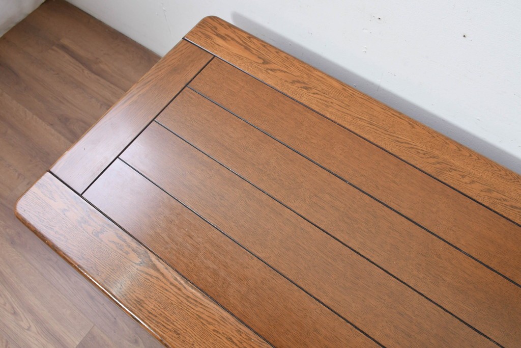 和製ヴィンテージ　オールドカリモク　カリモク家具(karimoku)　楢(ナラ)材　角のとれたデザインの棚板付きセンターテーブル　(R-086707)