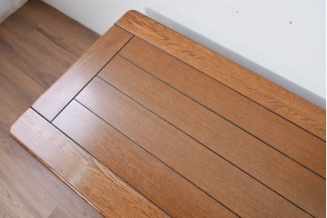 和製ヴィンテージ　オールドカリモク　カリモク家具(karimoku)　楢(ナラ)材　角のとれたデザインの棚板付きセンターテーブル　(R-086707)