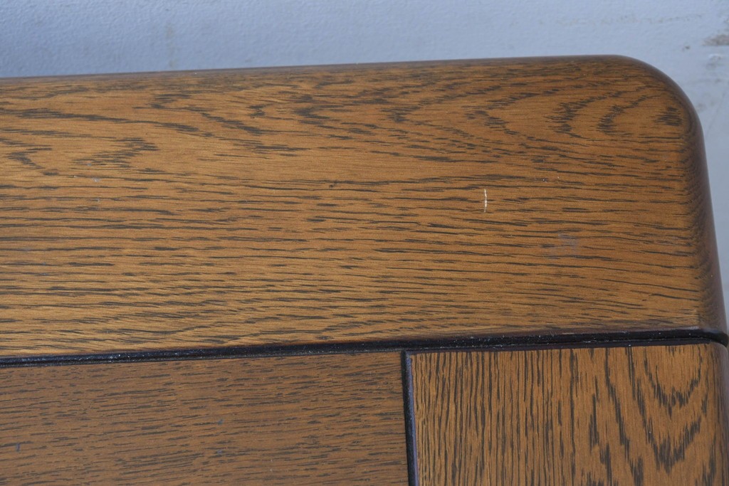 和製ヴィンテージ　オールドカリモク　カリモク家具(karimoku)　楢(ナラ)材　角のとれたデザインの棚板付きセンターテーブル　(R-086707)