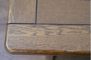 和製ヴィンテージ　オールドカリモク　カリモク家具(karimoku)　楢(ナラ)材　角のとれたデザインの棚板付きセンターテーブル　(R-086707)