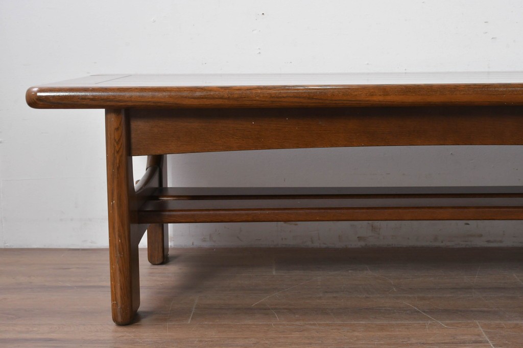 和製ヴィンテージ　オールドカリモク　カリモク家具(karimoku)　楢(ナラ)材　角のとれたデザインの棚板付きセンターテーブル　(R-086707)