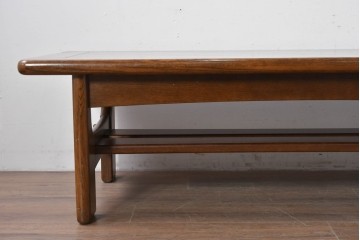 和製ヴィンテージ　オールドカリモク　カリモク家具(karimoku)　楢(ナラ)材　角のとれたデザインの棚板付きセンターテーブル　(R-086707)