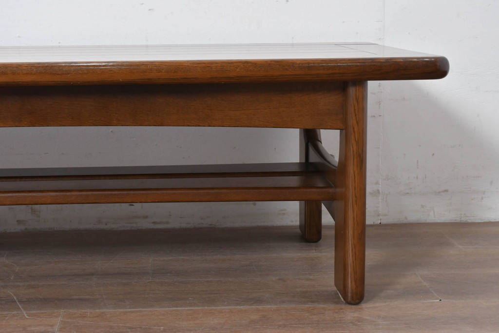 和製ヴィンテージ　オールドカリモク　カリモク家具(karimoku)　楢(ナラ)材　角のとれたデザインの棚板付きセンターテーブル　(R-086707)