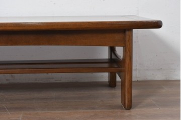 和製ヴィンテージ　オールドカリモク　カリモク家具(karimoku)　楢(ナラ)材　角のとれたデザインの棚板付きセンターテーブル　(R-086707)