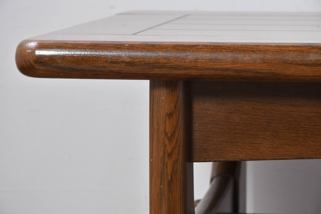 和製ヴィンテージ　オールドカリモク　カリモク家具(karimoku)　楢(ナラ)材　角のとれたデザインの棚板付きセンターテーブル　(R-086707)