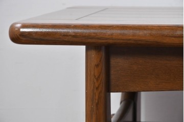 和製ヴィンテージ　オールドカリモク　カリモク家具(karimoku)　楢(ナラ)材　角のとれたデザインの棚板付きセンターテーブル　(R-086707)