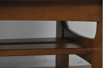 和製ヴィンテージ　オールドカリモク　カリモク家具(karimoku)　楢(ナラ)材　角のとれたデザインの棚板付きセンターテーブル　(R-086707)