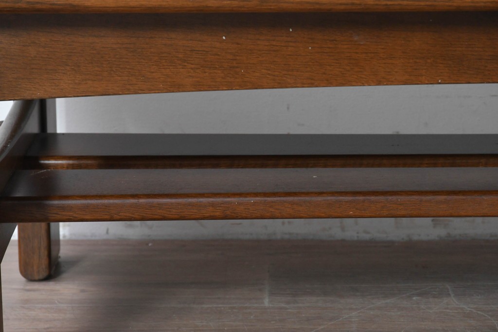 和製ヴィンテージ　オールドカリモク　カリモク家具(karimoku)　楢(ナラ)材　角のとれたデザインの棚板付きセンターテーブル　(R-086707)