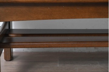 和製ヴィンテージ　オールドカリモク　カリモク家具(karimoku)　楢(ナラ)材　角のとれたデザインの棚板付きセンターテーブル　(R-086707)
