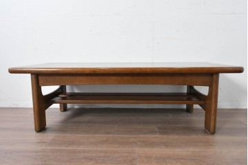 和製ヴィンテージ　オールドカリモク　カリモク家具(karimoku)　楢(ナラ)材　角のとれたデザインの棚板付きセンターテーブル　(R-086707)