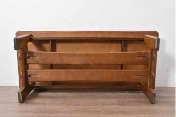 和製ヴィンテージ　オールドカリモク　カリモク家具(karimoku)　楢(ナラ)材　角のとれたデザインの棚板付きセンターテーブル　(R-086707)