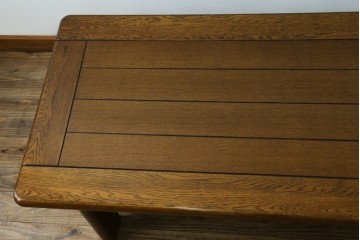 和製ヴィンテージ　オールドカリモク　カリモク家具(karimoku)　楢(ナラ)材　角のとれたデザインの棚板付きセンターテーブル　(R-086707)