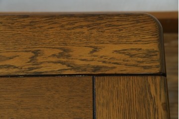 和製ヴィンテージ　オールドカリモク　カリモク家具(karimoku)　楢(ナラ)材　角のとれたデザインの棚板付きセンターテーブル　(R-086707)