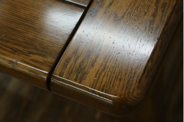 和製ヴィンテージ　オールドカリモク　カリモク家具(karimoku)　楢(ナラ)材　角のとれたデザインの棚板付きセンターテーブル　(R-086707)