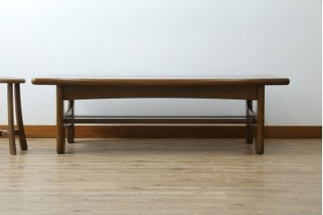 和製ヴィンテージ　オールドカリモク　カリモク家具(karimoku)　楢(ナラ)材　角のとれたデザインの棚板付きセンターテーブル　(R-086707)