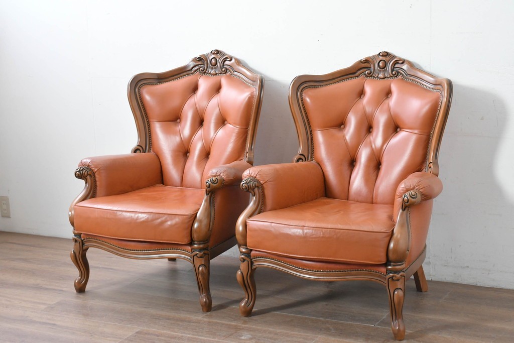 イタリアヴィンテージ　本革　彫刻×鋲打ちデザインのエレガントなサロンチェア2脚セット　(R-086708)