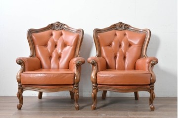 イタリアヴィンテージ　本革　彫刻×鋲打ちデザインのエレガントなサロンチェア2脚セット　(R-086708)