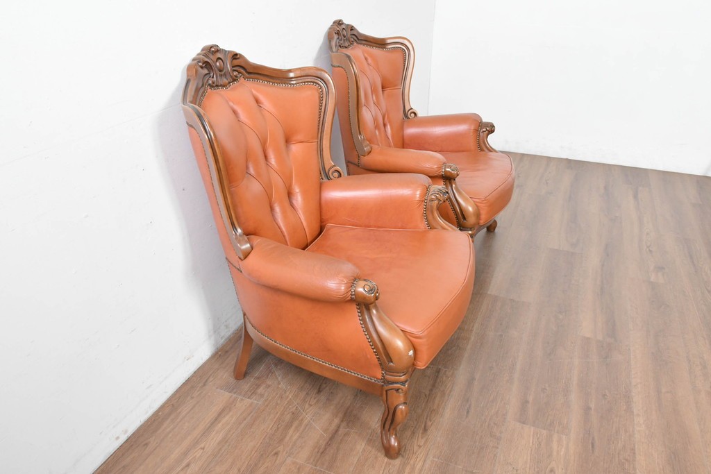 イタリアヴィンテージ　本革　彫刻×鋲打ちデザインのエレガントなサロンチェア2脚セット　(R-086708)