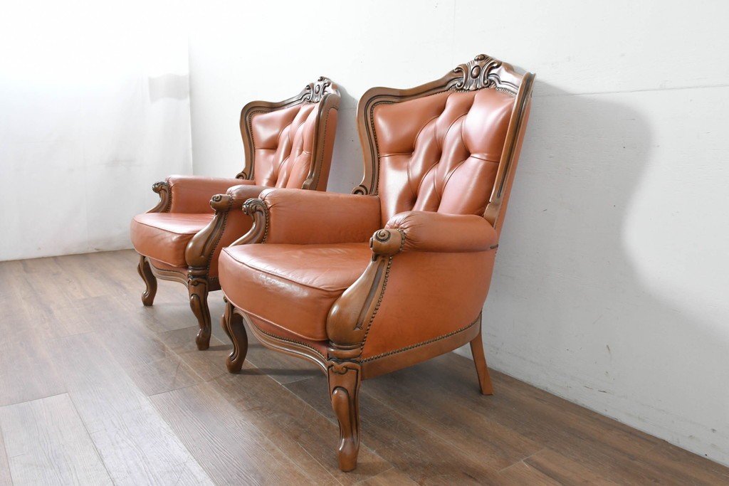 イタリアヴィンテージ　本革　彫刻×鋲打ちデザインのエレガントなサロンチェア2脚セット　(R-086708)