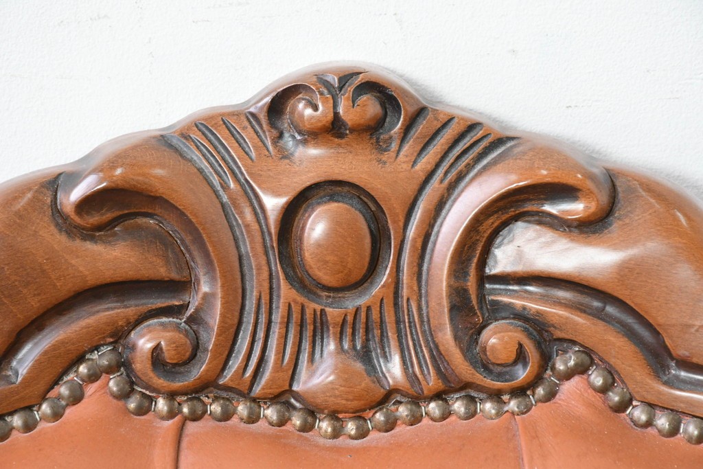 イタリアヴィンテージ　本革　彫刻×鋲打ちデザインのエレガントなサロンチェア2脚セット　(R-086708)