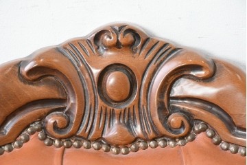 イタリアヴィンテージ　本革　彫刻×鋲打ちデザインのエレガントなサロンチェア2脚セット　(R-086708)