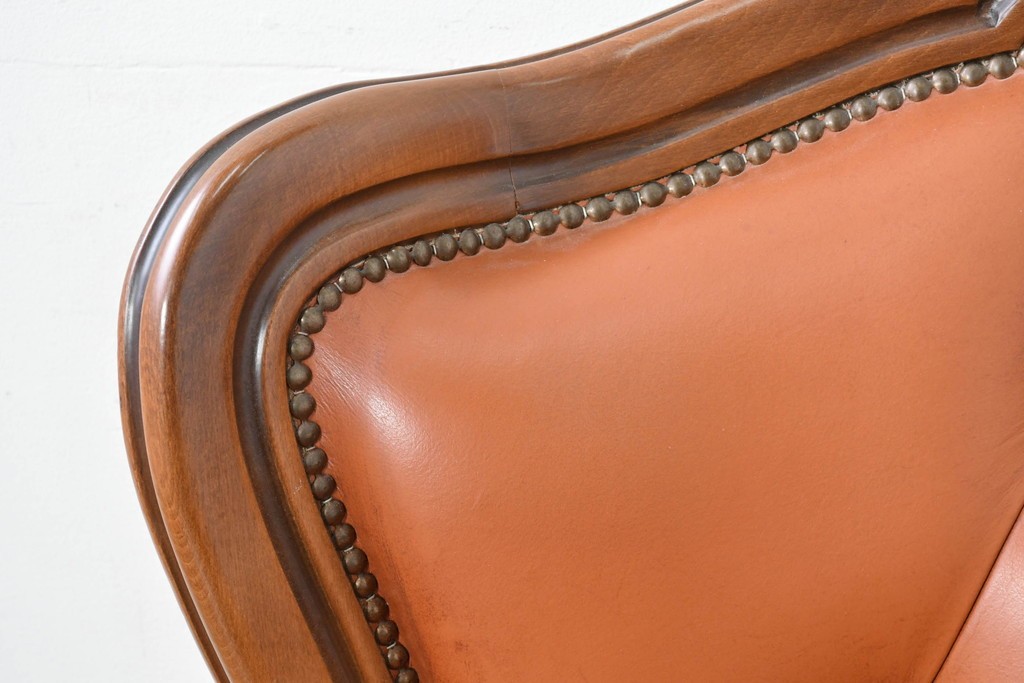 イタリアヴィンテージ　本革　彫刻×鋲打ちデザインのエレガントなサロンチェア2脚セット　(R-086708)