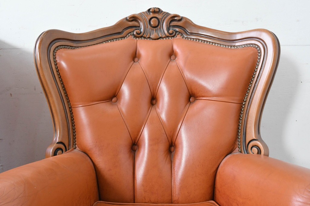 イタリアヴィンテージ　本革　彫刻×鋲打ちデザインのエレガントなサロンチェア2脚セット　(R-086708)