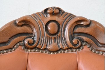 イタリアヴィンテージ　本革　彫刻×鋲打ちデザインのエレガントなサロンチェア2脚セット　(R-086708)