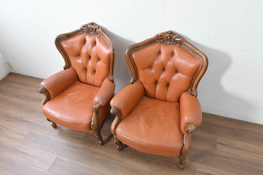 イタリアヴィンテージ　本革　彫刻×鋲打ちデザインのエレガントなサロンチェア2脚セット　(R-086708)