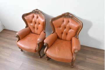 イタリアヴィンテージ　本革　彫刻×鋲打ちデザインのエレガントなサロンチェア2脚セット　(R-086708)