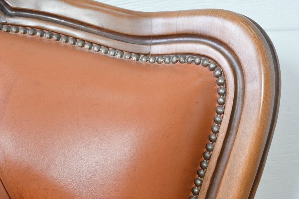 イタリアヴィンテージ　本革　彫刻×鋲打ちデザインのエレガントなサロンチェア2脚セット　(R-086708)