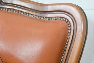 イタリアヴィンテージ　本革　彫刻×鋲打ちデザインのエレガントなサロンチェア2脚セット　(R-086708)